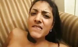 ህንዳዊት ጓል ጸሊም ቱቦ ሰራሕተ ...